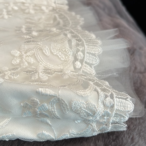 Minuet lace bridal/ or party dress - Picture 10 of 14